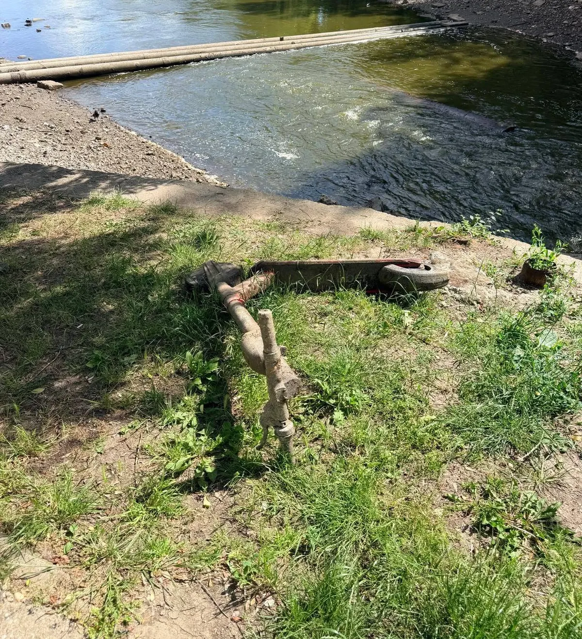 Trotinetă „de apă”, scoasă la iveală după golirea lacului Herăstrău. Foto/PMB