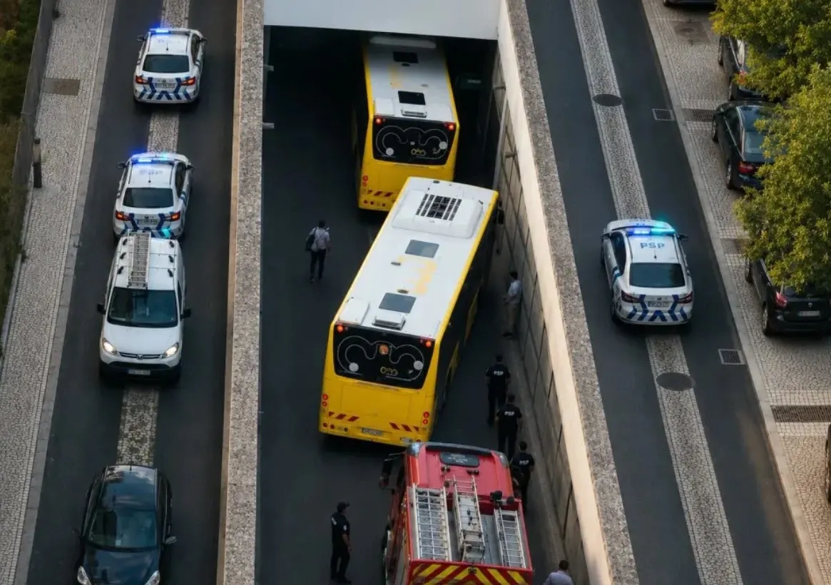 Două persoane au murit și alte 20 au fost rănite, dintre care trei grav, în urma accidentului de autocar. Foto/punchng.com