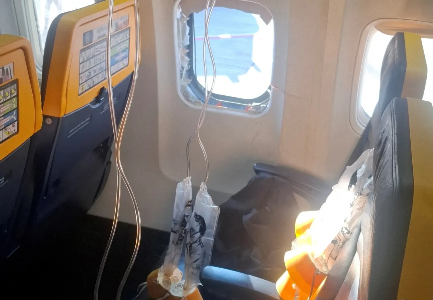 Un pasager a fost aspirat pe jumătate în afara avionului în timpul zborului