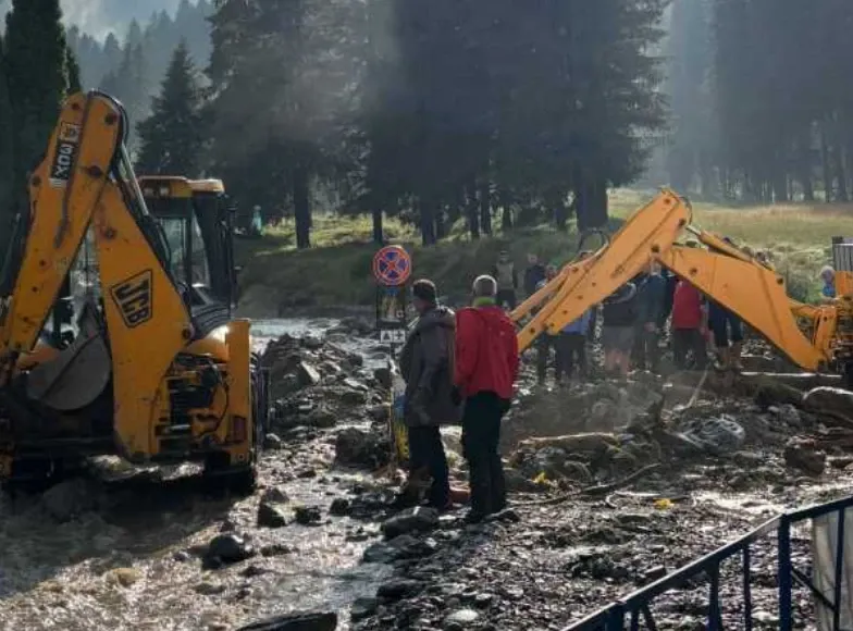 Buldoexcavatoarele au intrat în Bușteni după urgia apelor