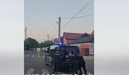 Duba de jandarmi împinsă la mână, în Alexandria. Foto/Captură video