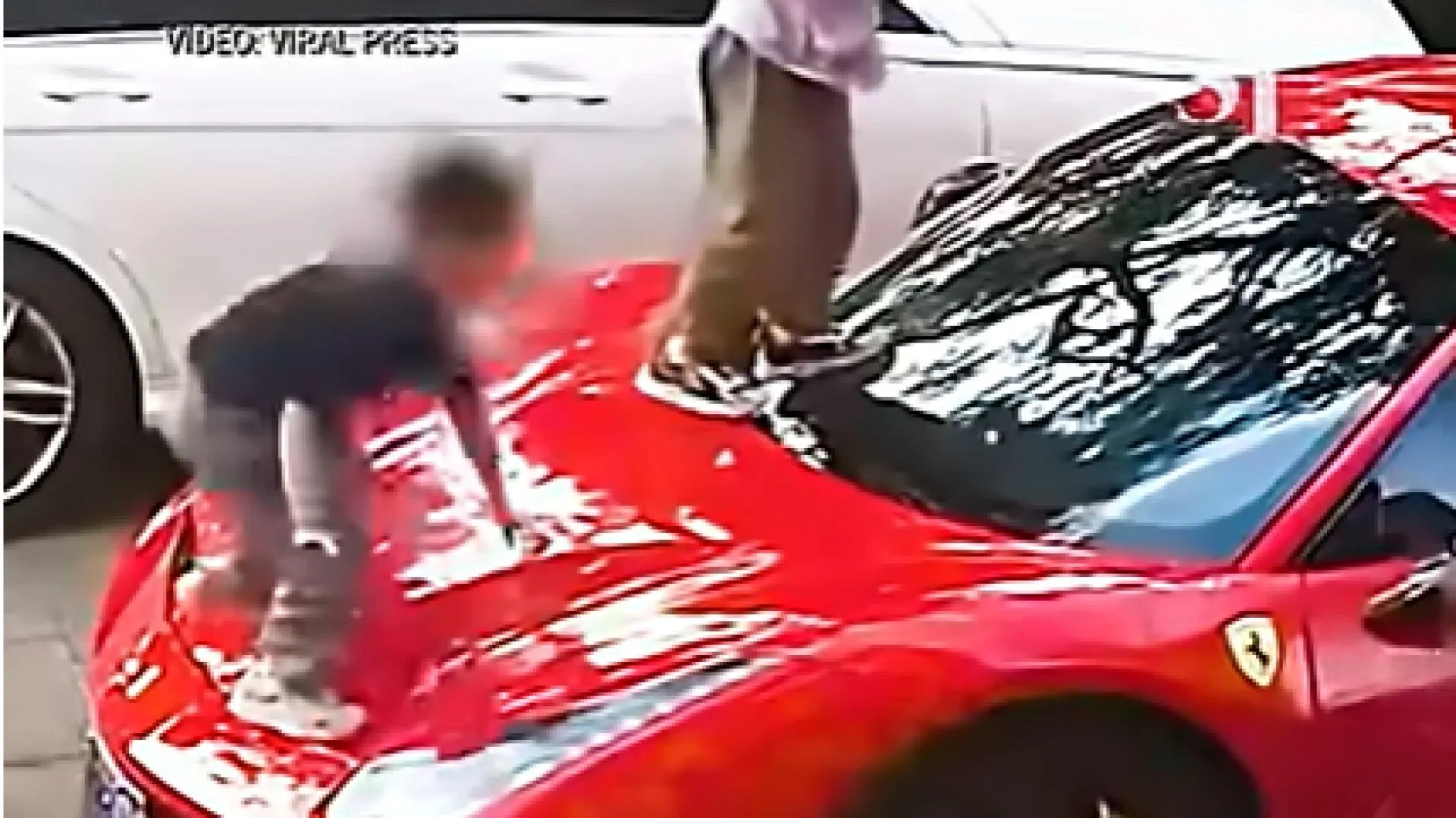 Ferrari vandalizat