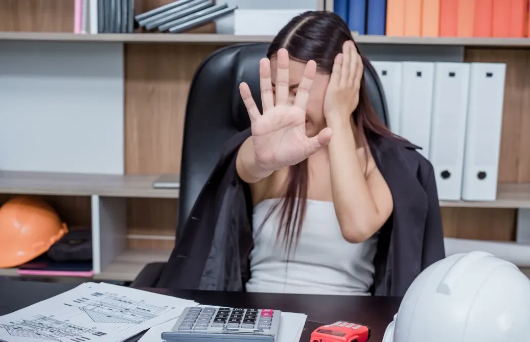 Franța dă o lege care pedepsește „hărțuirea sexuală ambientală”.
