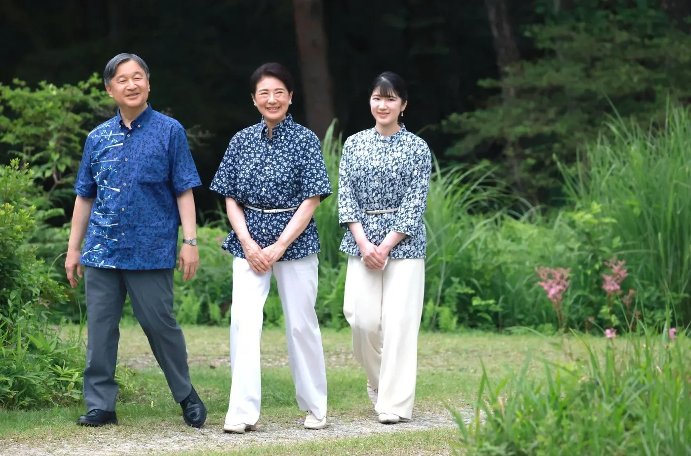 Împăratul Japoniei, Naruhito, Împărăteasa Masako și fiica lor, Prințesa Aiko, pe domeniul vilei imperiale din Tokyo. Profimedia