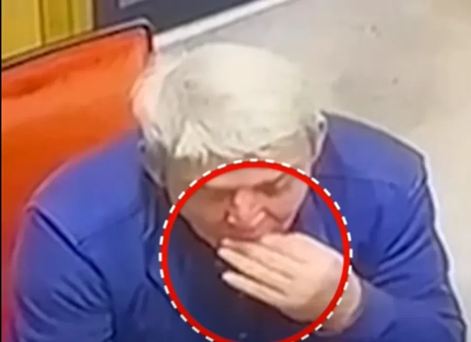 A înghițit un inel ca să-l fure dintr-un magazin de bijuterii și a crezut că a scăpat