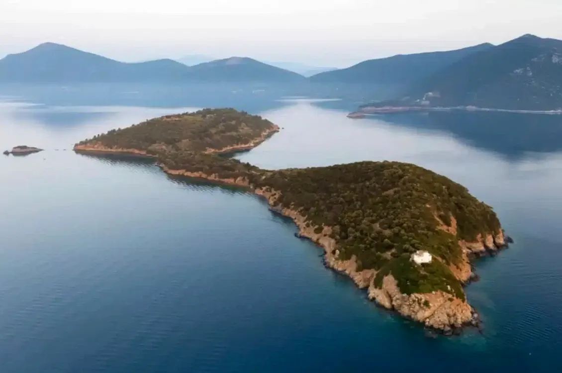 Una dintre cele mai exclusiviste insule din Grecia a fost scoasă la vânzare