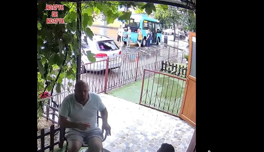 Mai multe femei împing un autobuz stricat. Foto/Captură video