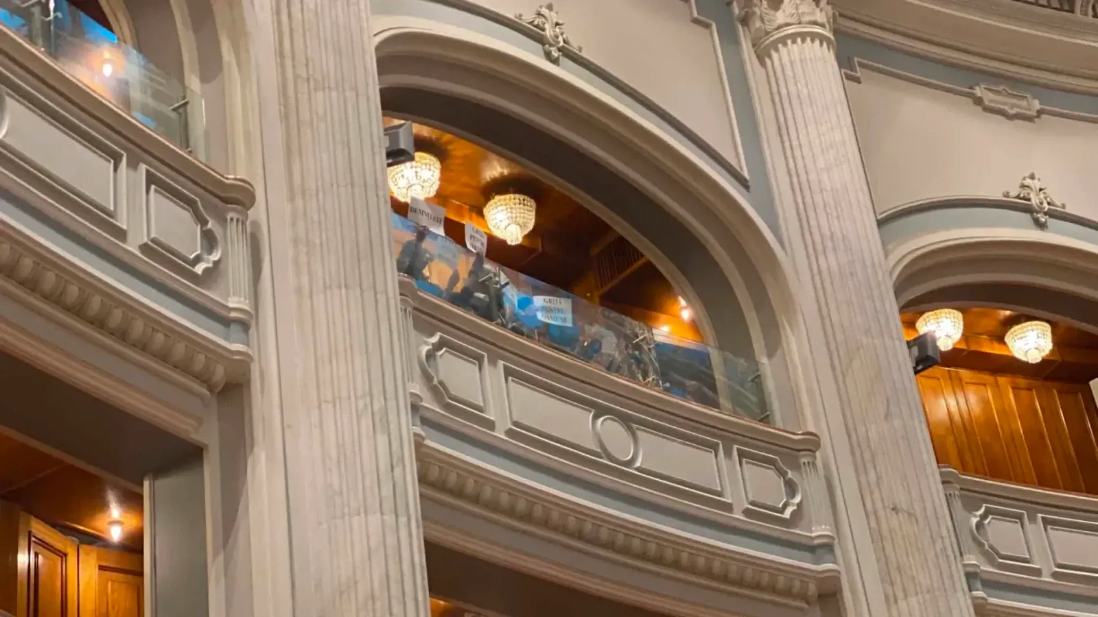 Medicii au intrat în Parlament.
