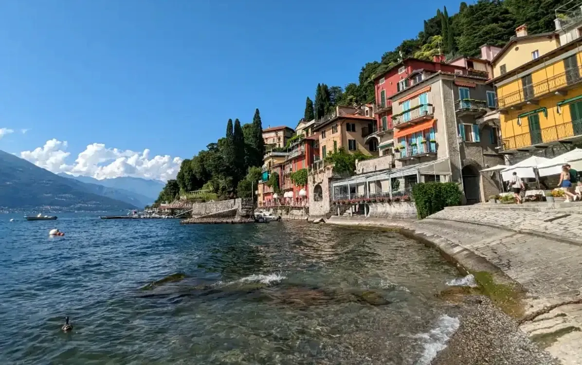 Stațiunea de fițe unde nu ai voie să umbli în costum de baie prin oraș