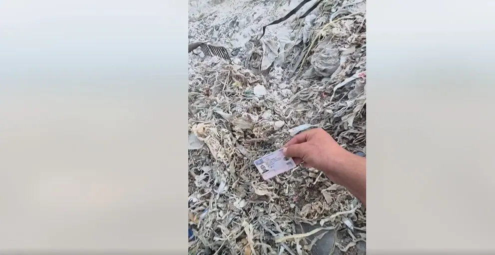 Sute de permise, descoperite la o groapă de gunoi Republica Moldova. Foto/Garda Mediu