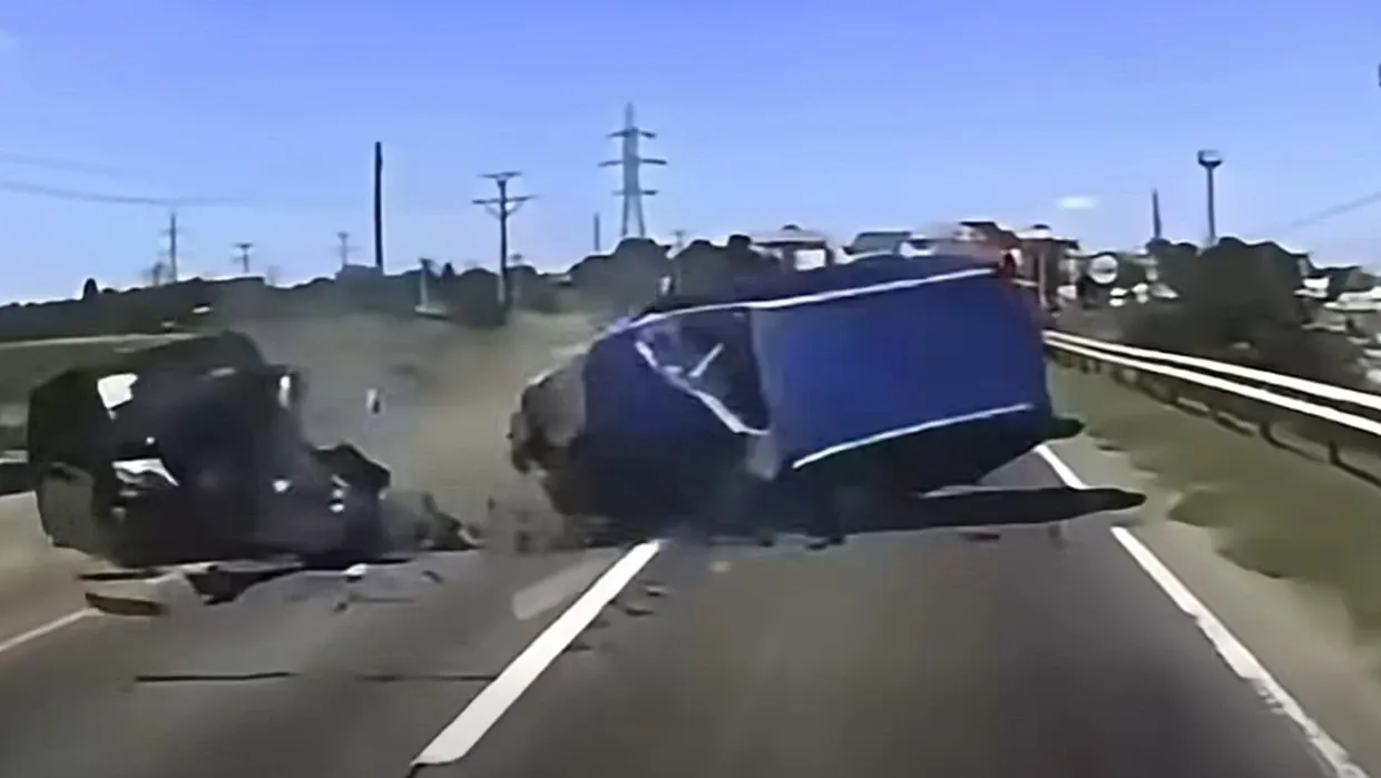 Doi soți au murit pe loc după ce mașina lor a pătruns pe contrasens. Foto/Captură video