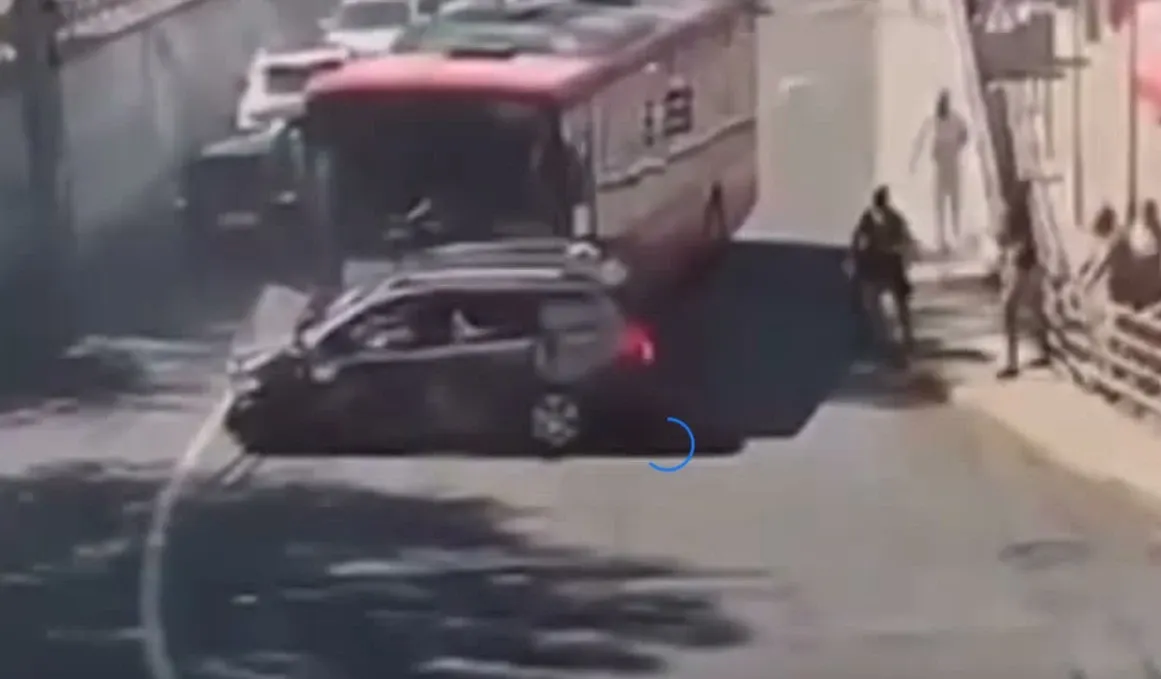 Momentul în care un șofer beat de autobuz face prăpăd pe o stradă din orașul Mediaș. Foto/Captură video