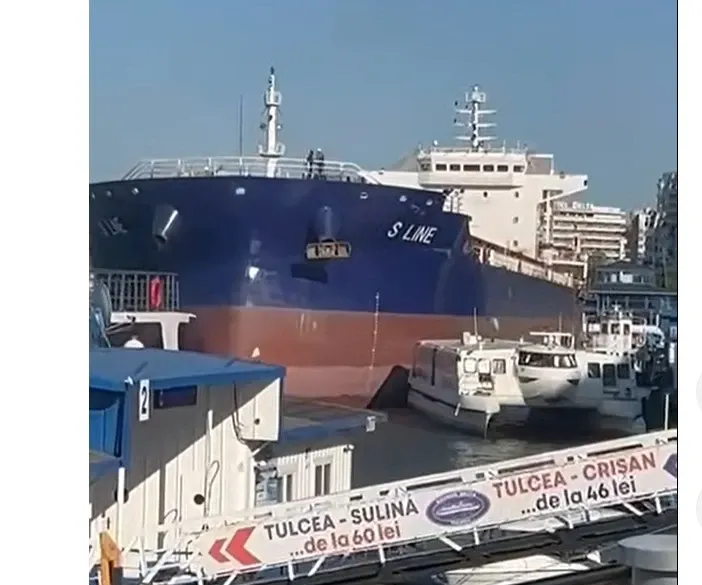 O navă cargo a avariat mai multe ambarcațiuni, în Portul Tulcea. Foto/Captură video