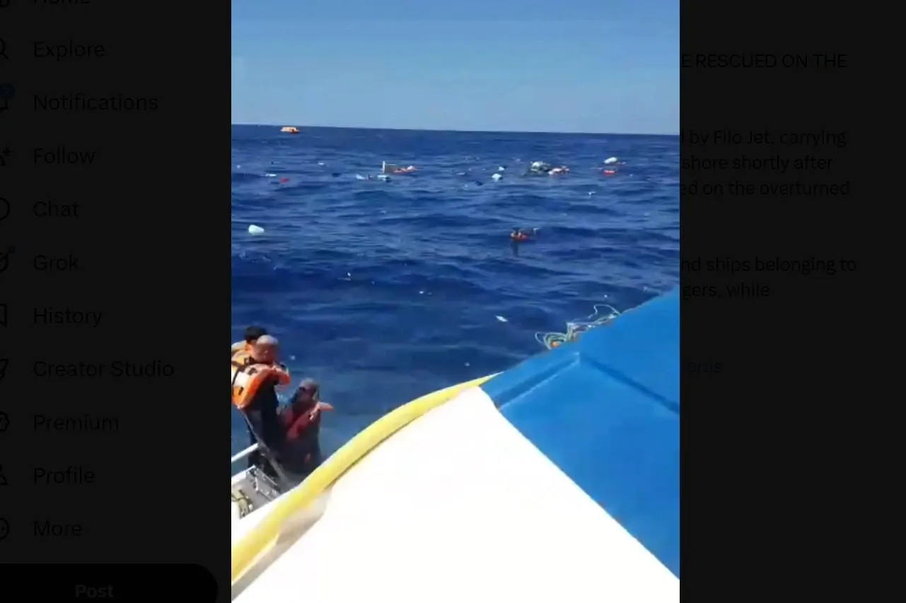 Oameni așteptând în apele mării să fie salvați. Foto/Captură video