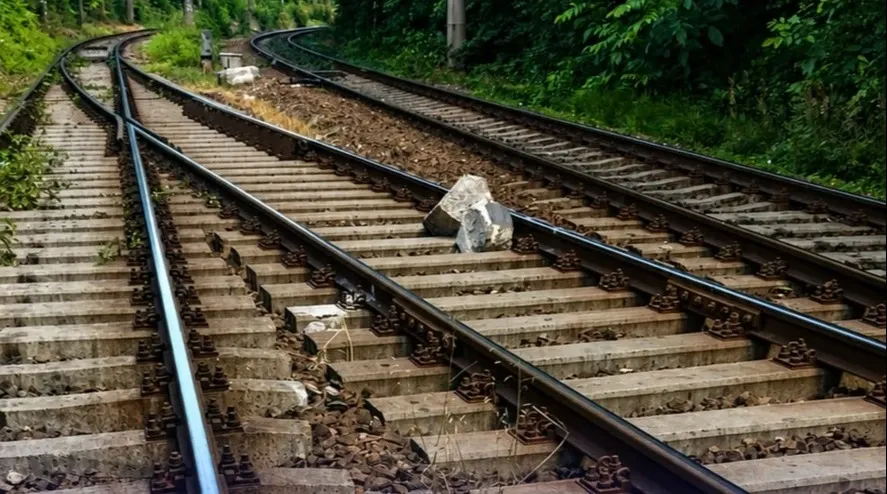 Placă beton pe șina de tren