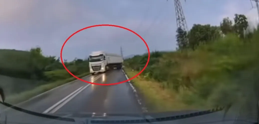 TIR derapat / Captură video