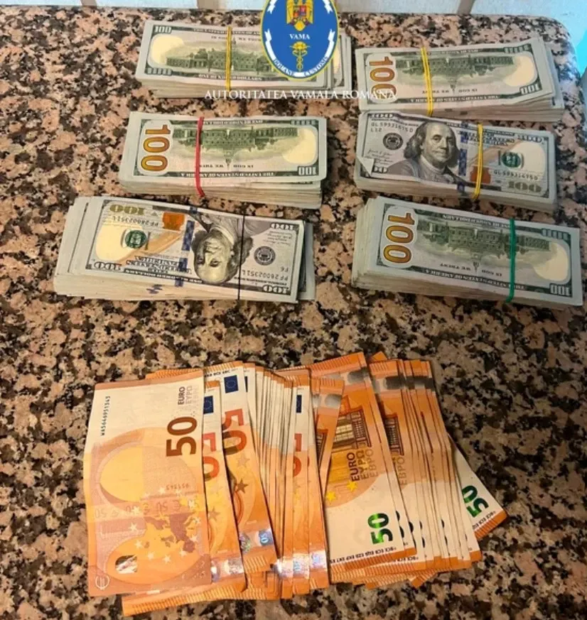 Un pasager care încerca să scoată din țară peste 60.000 de dolari a fost prins de vameși. Foto/Poliția