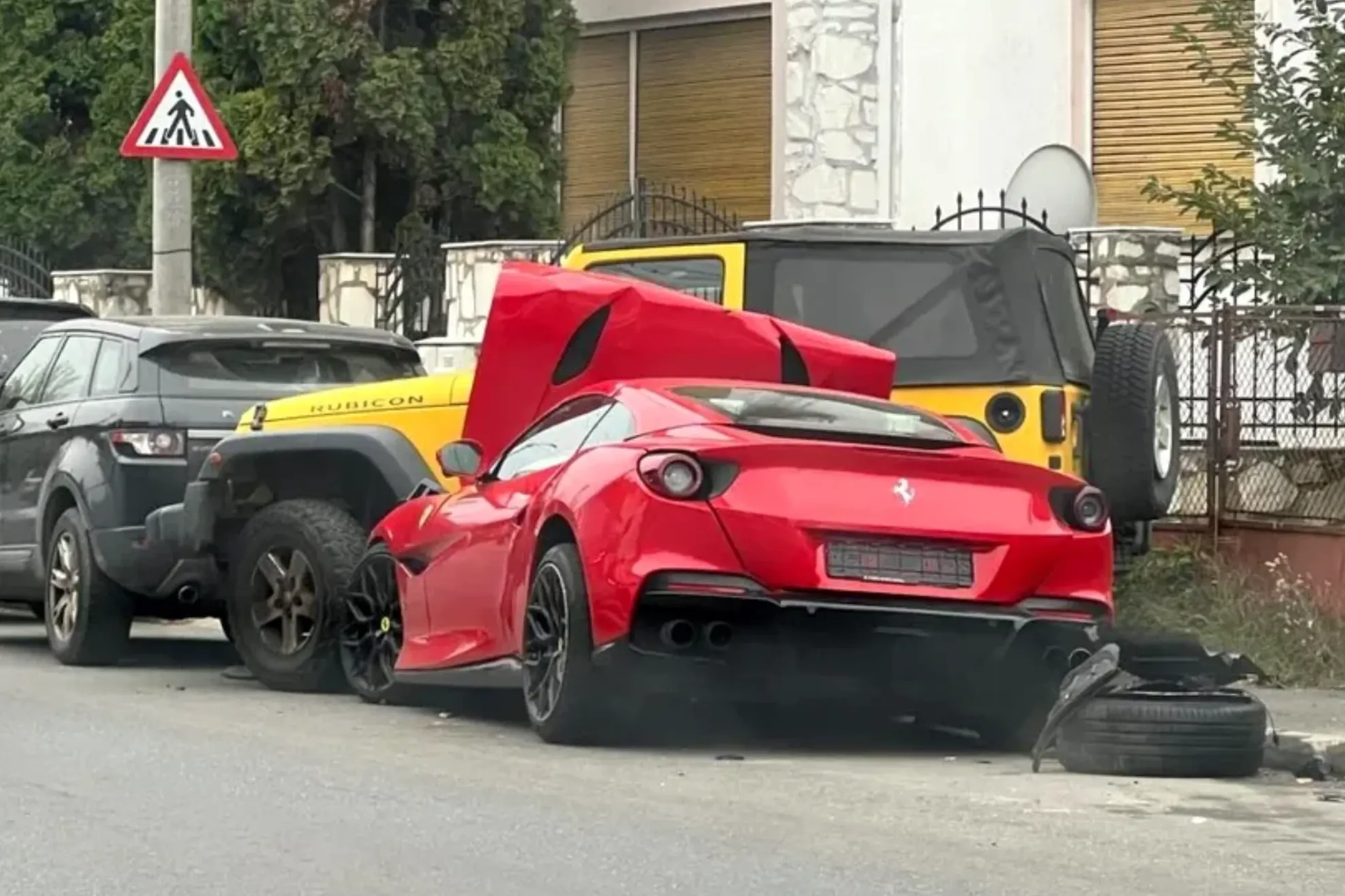 Ferrari, făcut praf într-un accident în Sibiu. Foto: Turnul Sfatului