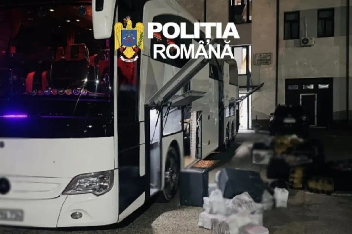 Autocar cu haine contrafăcute / Sursa foto - Poliția Română