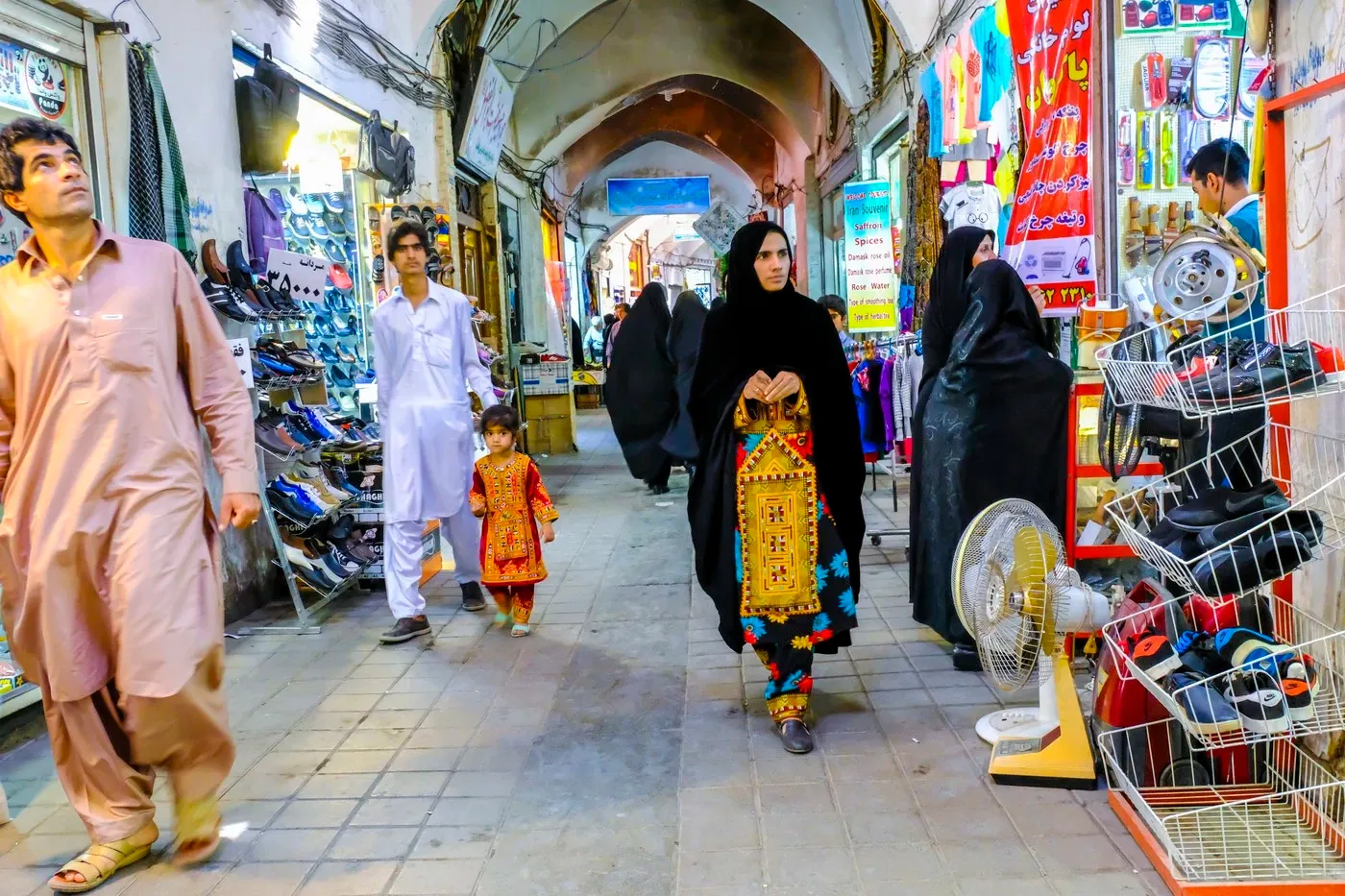 Femeile fără hijab, catalogate drept „anomalii sociale” în Iran. Foto: Profimedia