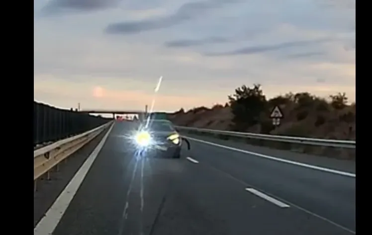 Mașina pe contrasens, pe Autostrada A1 Arad-Timiș. Foto/Captură video