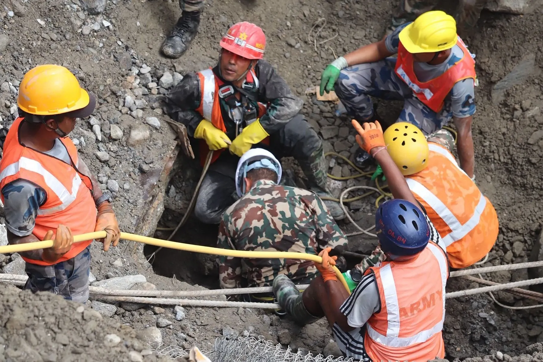 Muncitori salvați în Nepal (foto: profimedia)