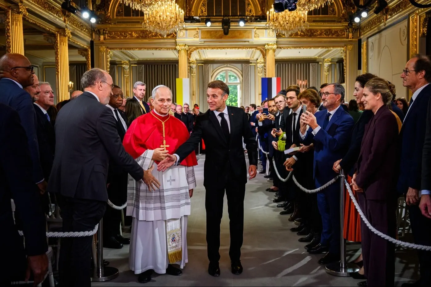 Papa Leon si președintele Emmanuel Macron (Profimedia)