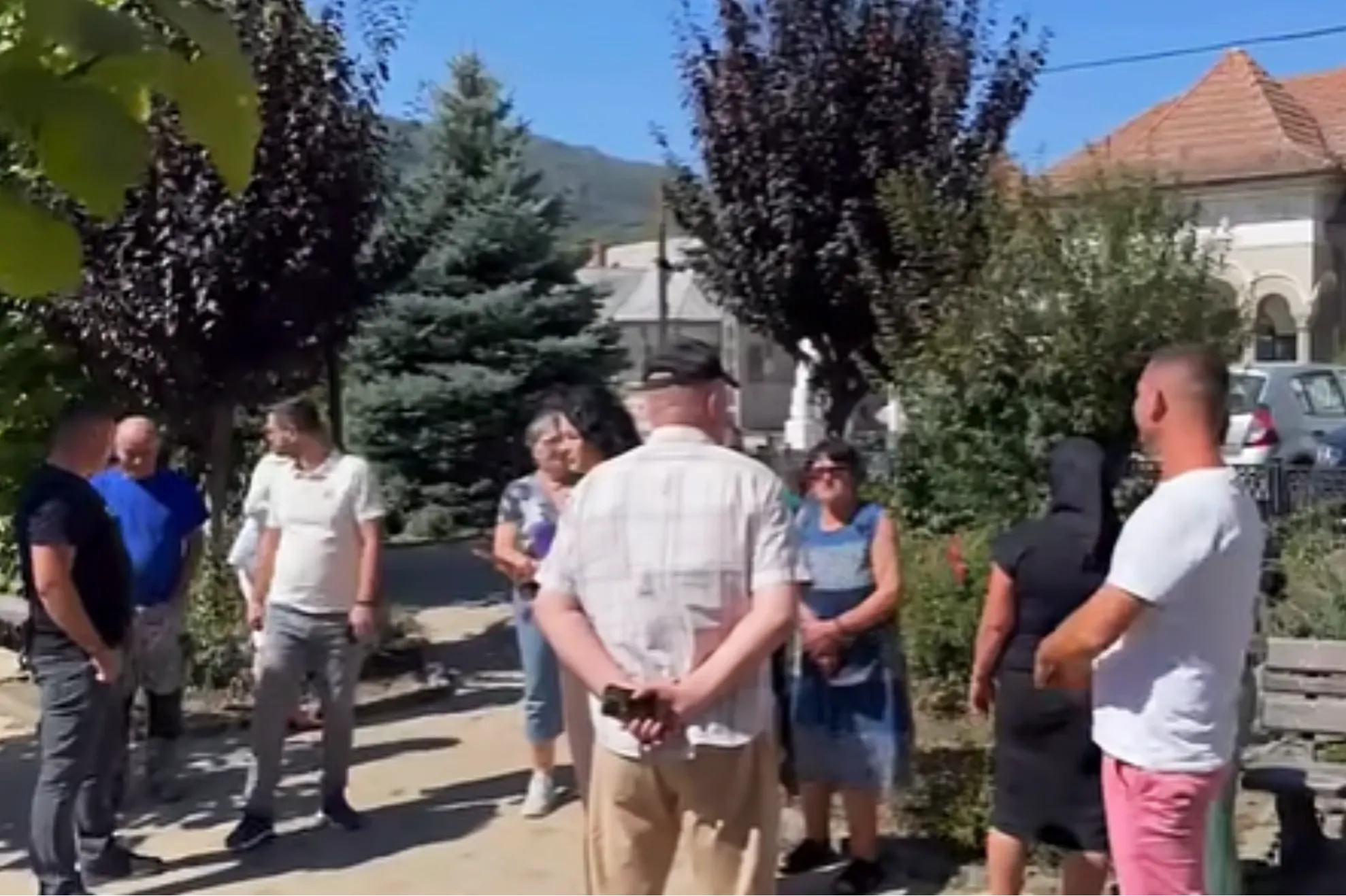 Protest în fața Primăriei Câineni