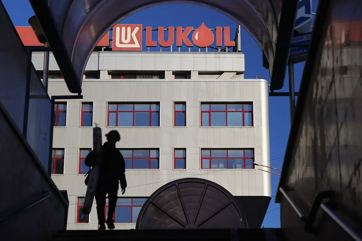Lukoil. Clădire cu sigla companiei petroliere, surprinsă într-o zonă urbană.