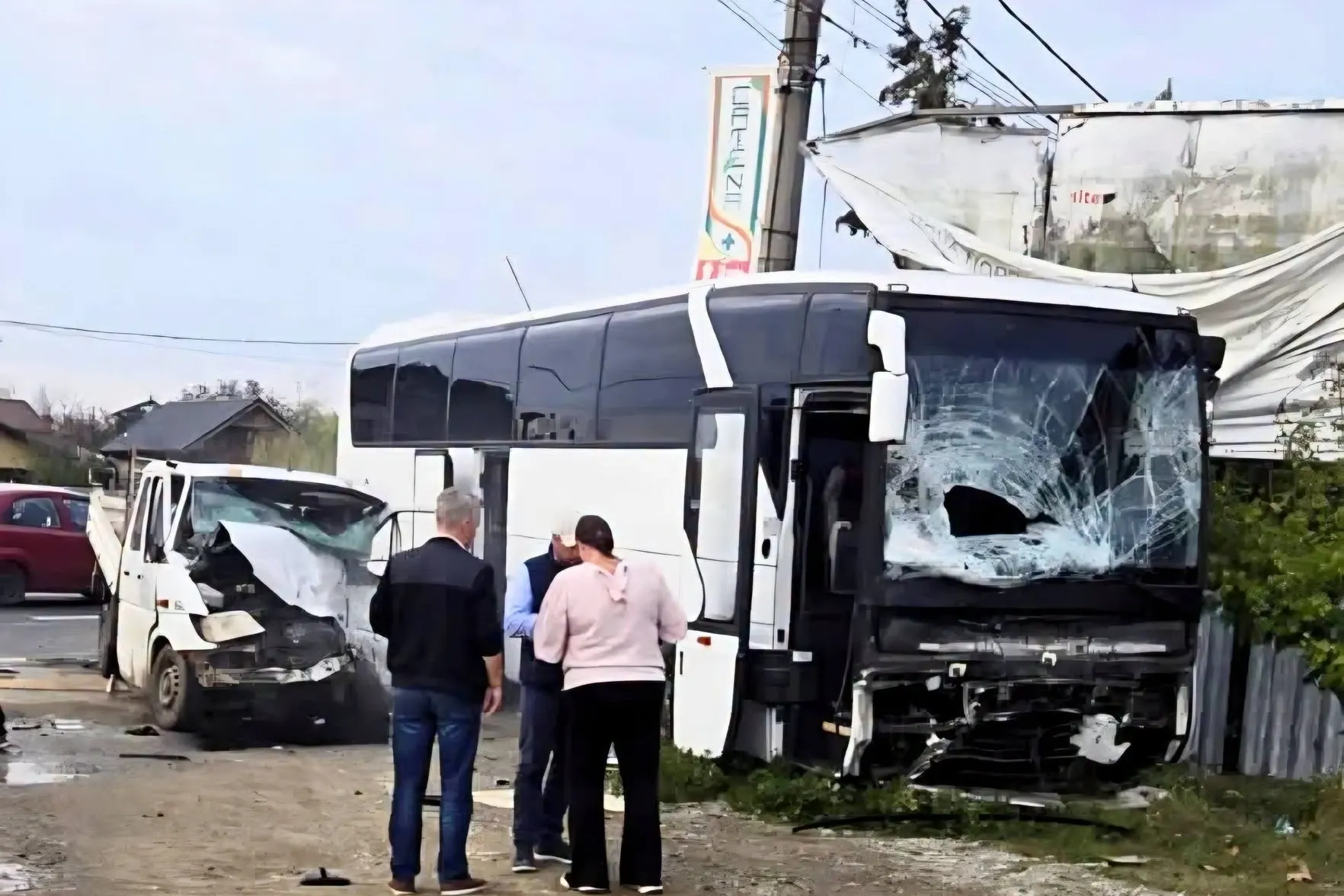Accident pe DN1, în Ciolpani, Ilfov, între un autobuz și o autoutilitară. Două persoane sunt încarcerate. Foto/ISU
