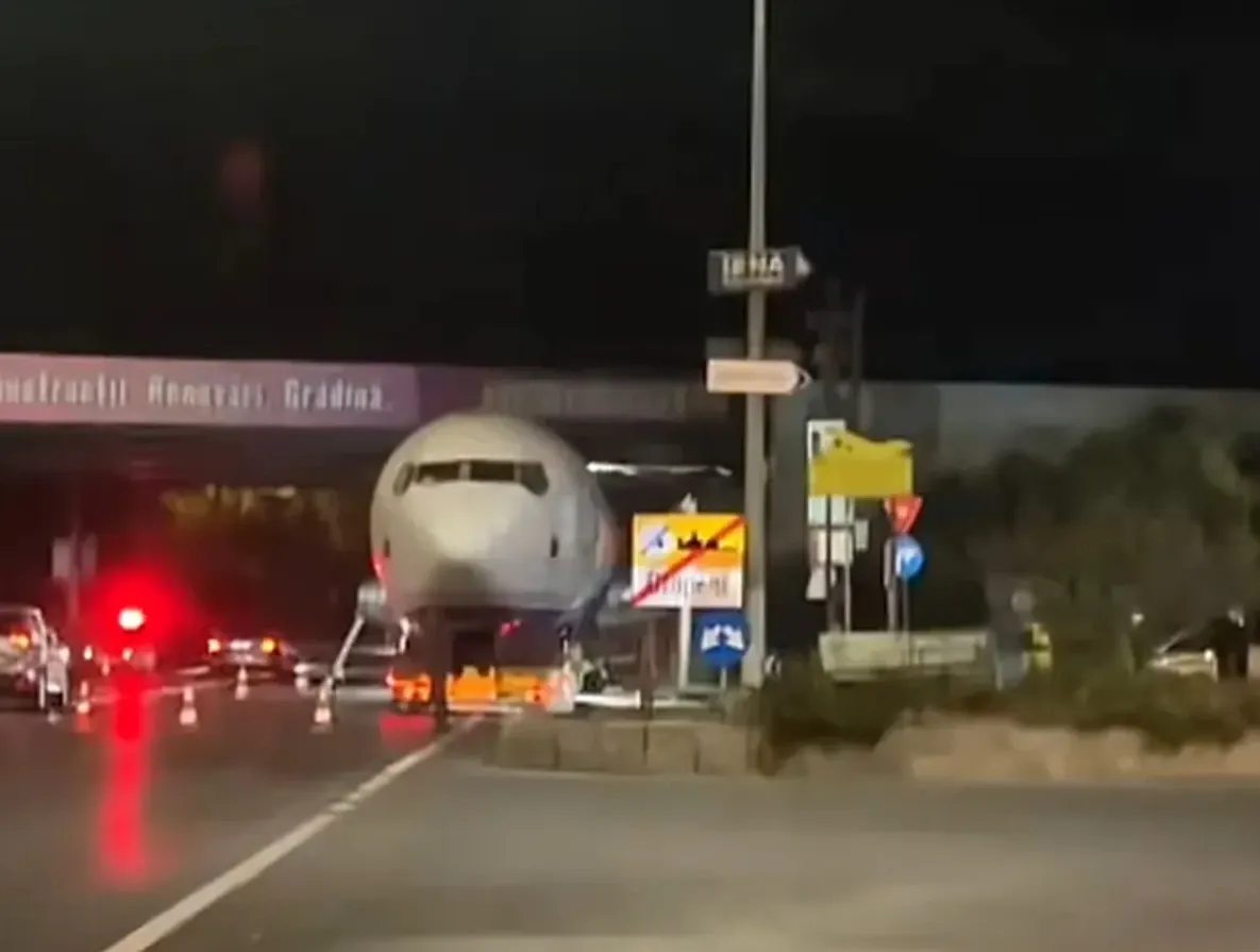 Avionul s-a blocat sub un pod de pe DN1, în localitatea Balotești. Foto/Captură video