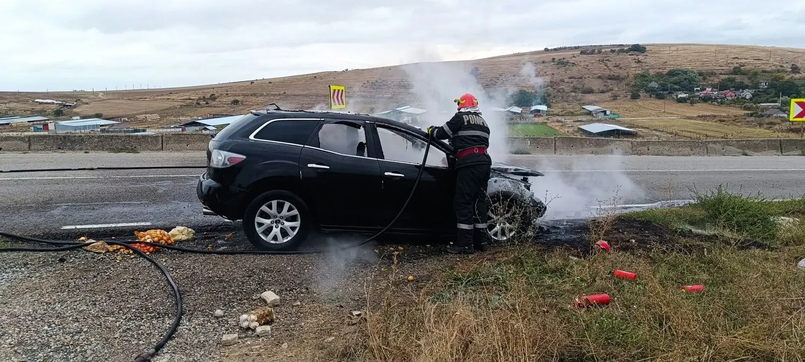 Incendiu la un autoturism, la intrarea în orașul Babadag. Foto/ISU