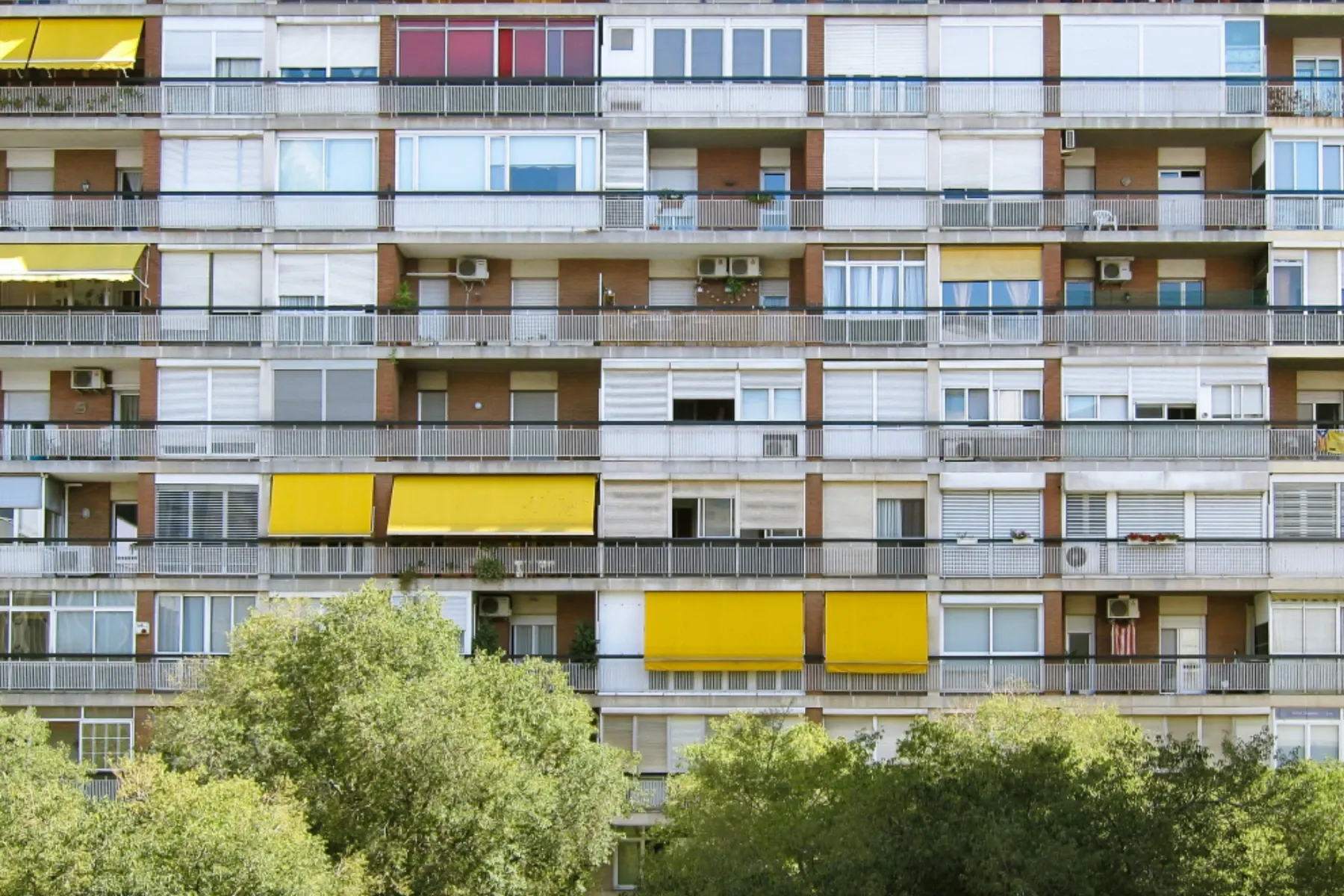 Balcoanele închise fără autorizație, în atenția autorităților