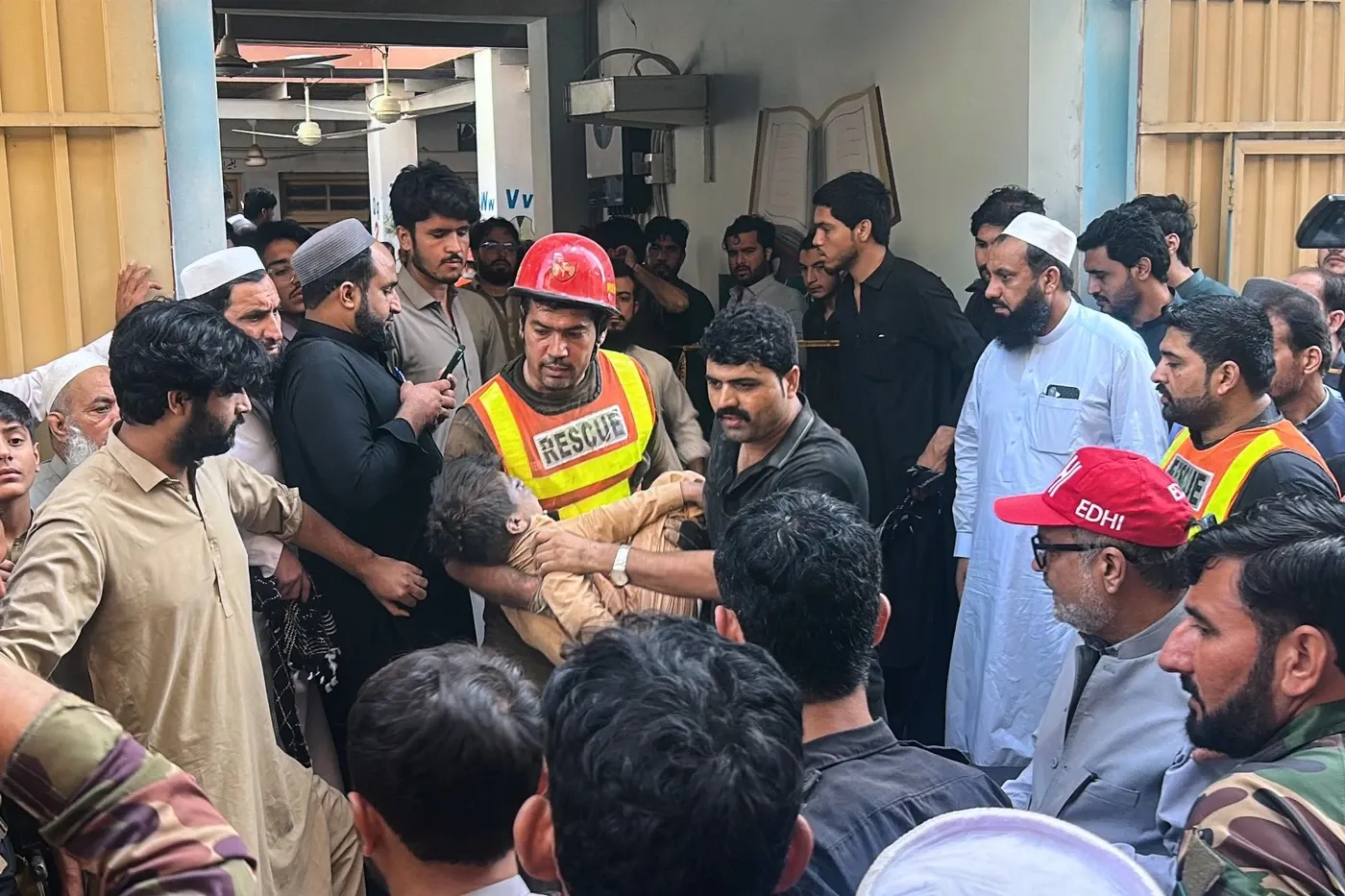 Copil rănit, scos dintre dărâmături, în Pakistan/ Profimedia 