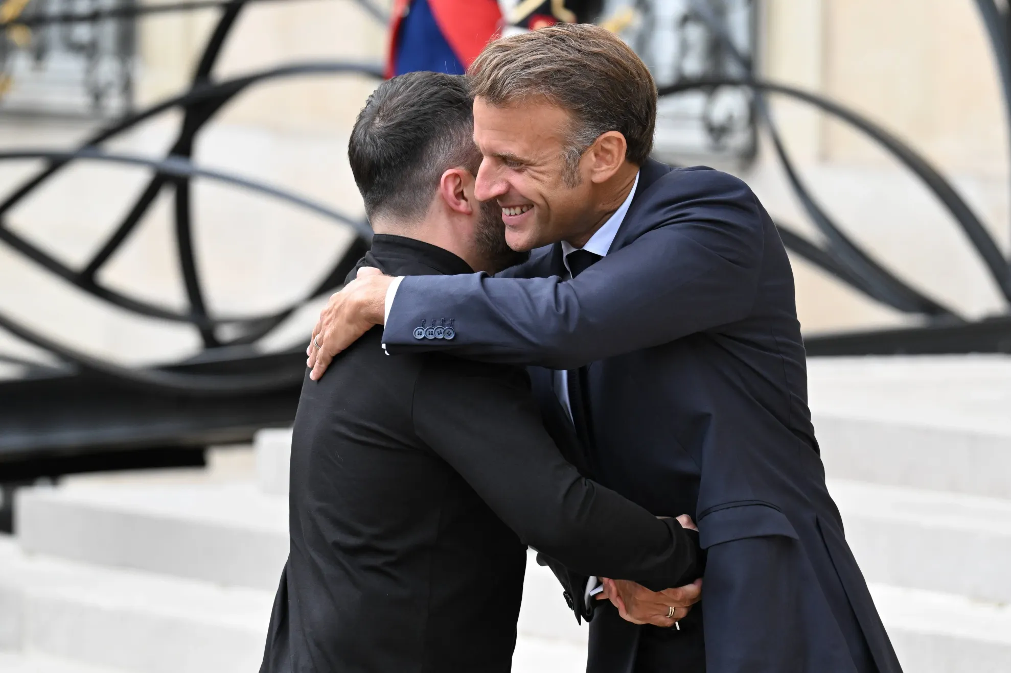 Emmanuel Macron alături de Volodimir Zelenski/ Profimedia