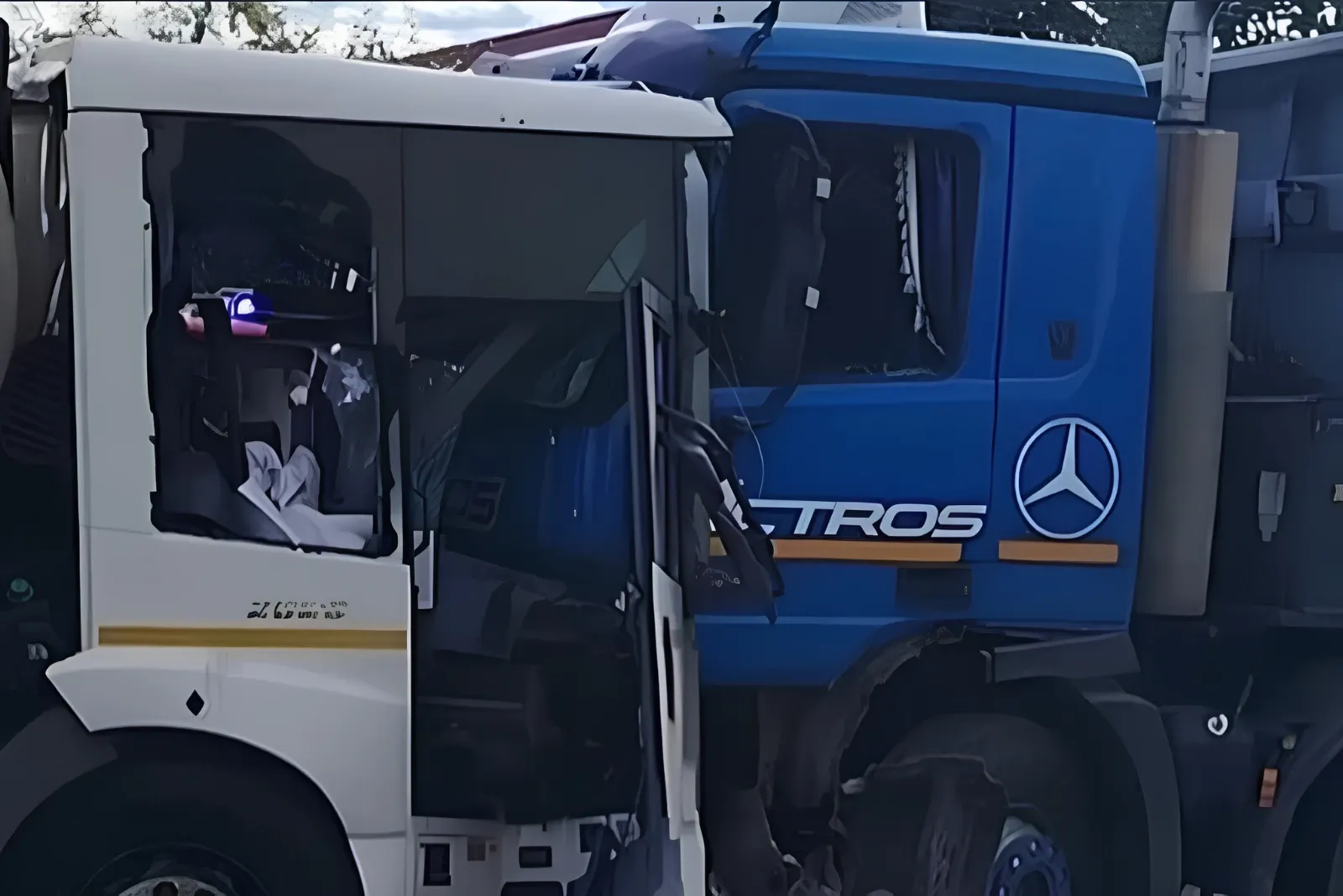 Un camion a lovit o autospecială de salubritate