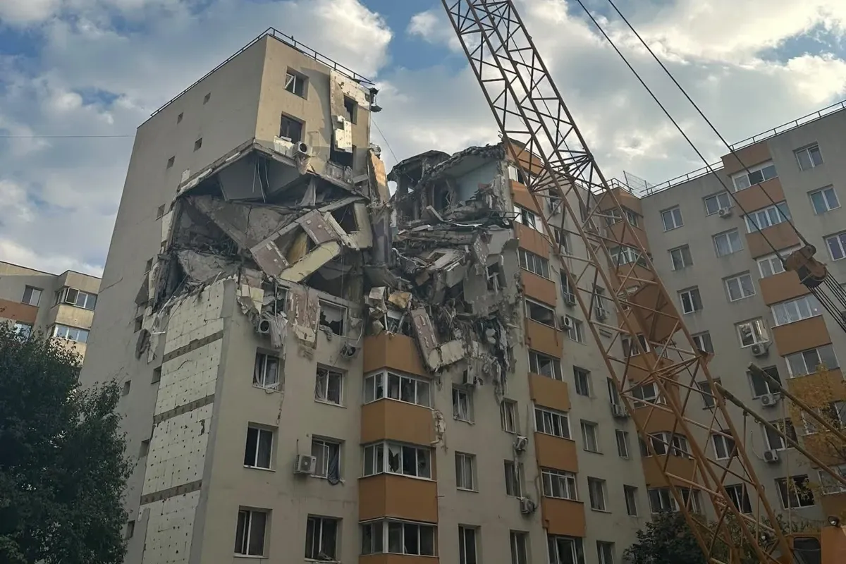 Lucrări la blocul explodat din Rahova / Sursa foto - Realitatea PLUS