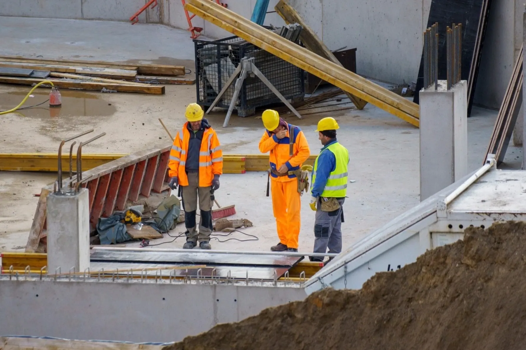 Muncitori pe un șantier de construcții
