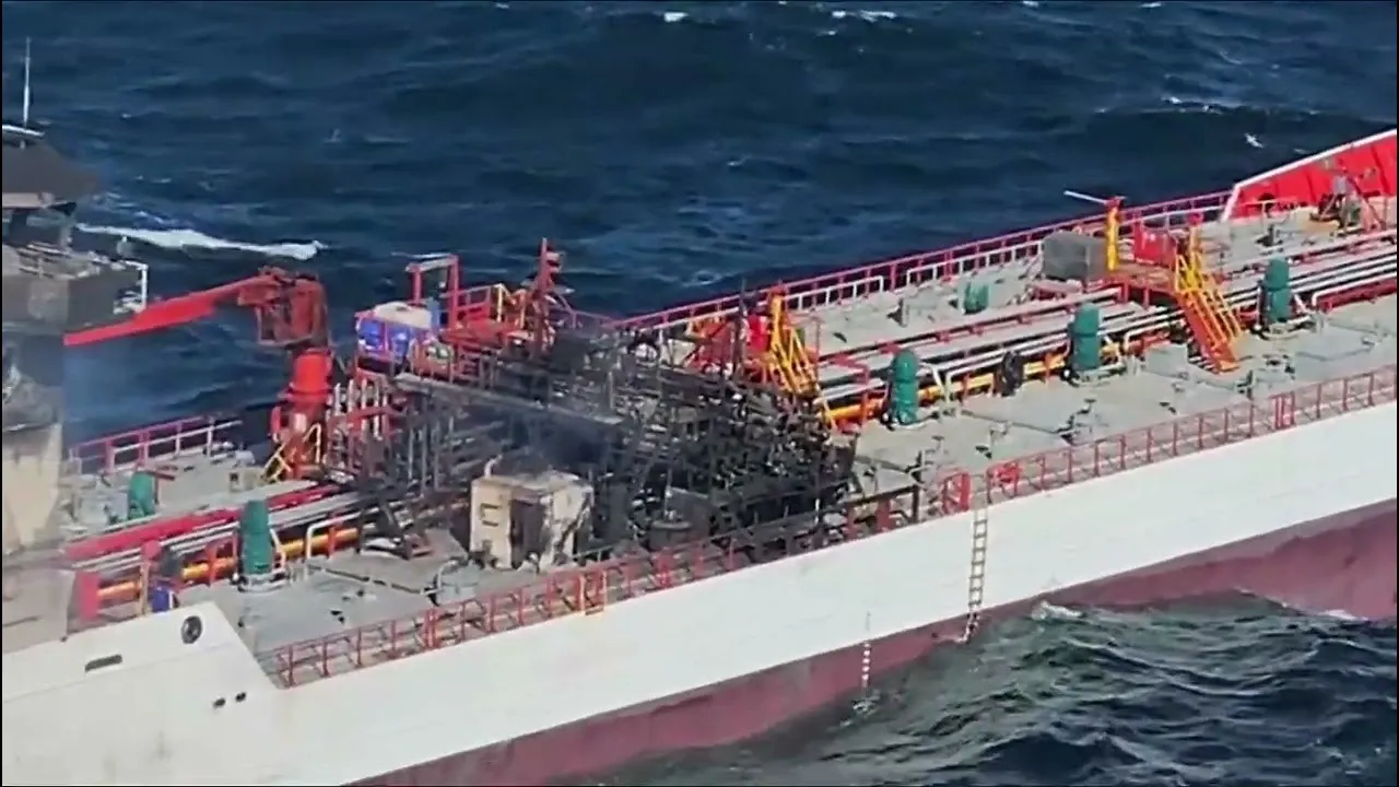 Navă lovită de drone pe Marea Neagră (captură video)