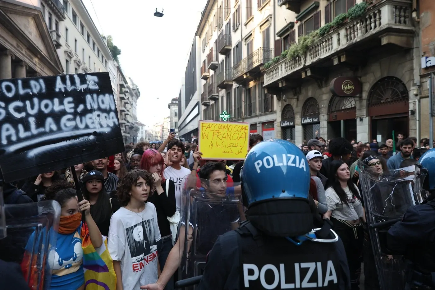 Poliția a răspuns cu gaze lacrimogene la atacurile manifestanților. Foto/Profimedia