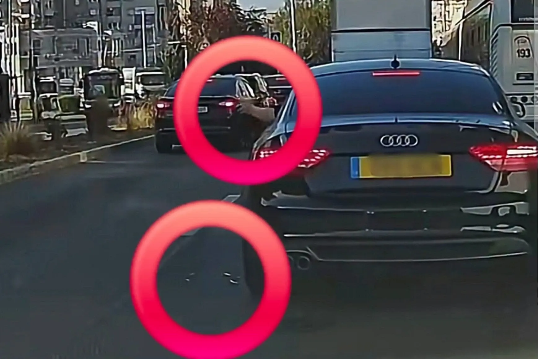 Un șofer își golește scrumiera în trafic