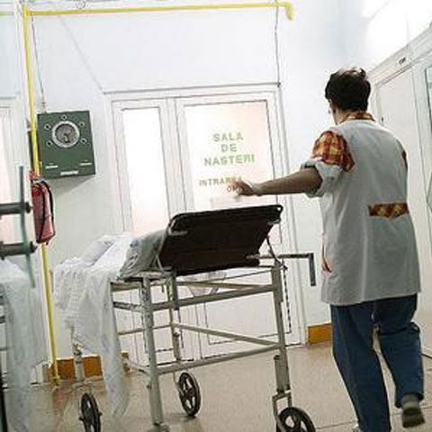 Părinţii unui copil născut mort îi acuză pe medici că le-au schimbat bebeluşul