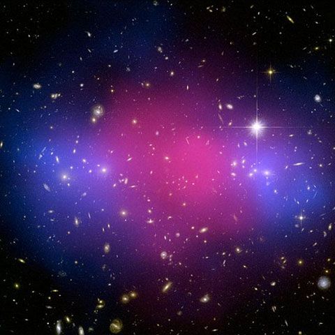 O ciocnire cosmică dezvăluie noi indicii despre materia neagră