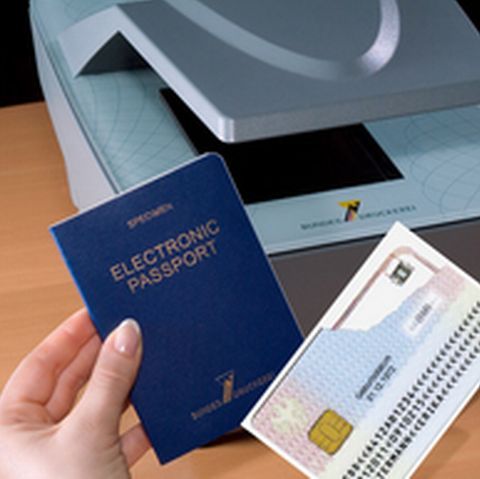 Românii vor avea paşapoarte electronice din 2009