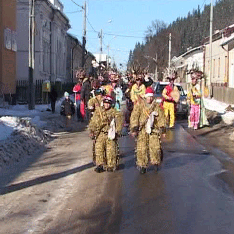 În Bucovina, copii şi tinerii merg la colindat în prima zi a anului 