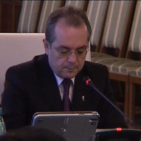 Bursa Zvonurilor: Emil Boc i-a avertizat pe miniştri că ar putea fi convocaţi în weekend