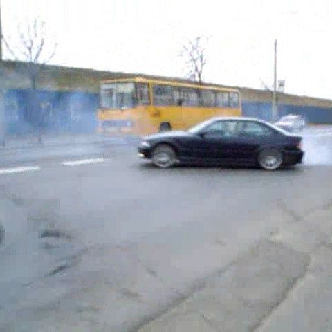 Şmecherii şoselelor: Un şofer inconştient a făcut "drifting" printre două autobuze RATB