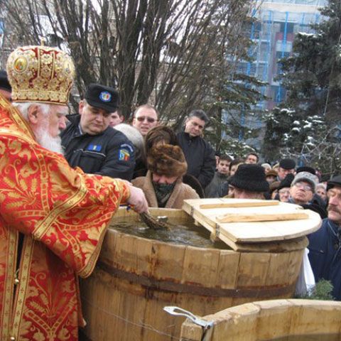 În satele din Bistriţa-Năsăud, preotul a trecut sâmbătă cu Boboteaza 
