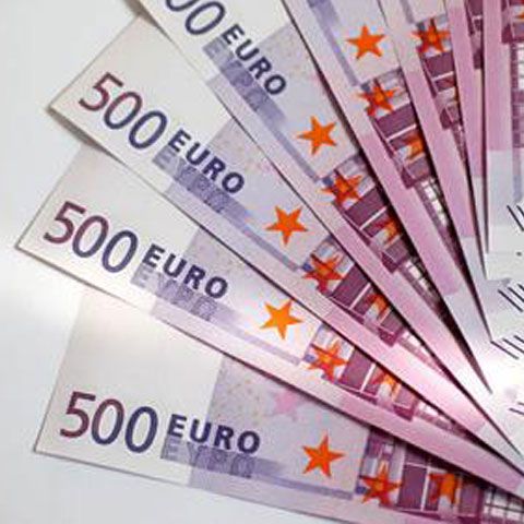 Nouă salariaţi din zece plătesc rate lunare la bancă, jumătate dintre aceştia având şi restanţe