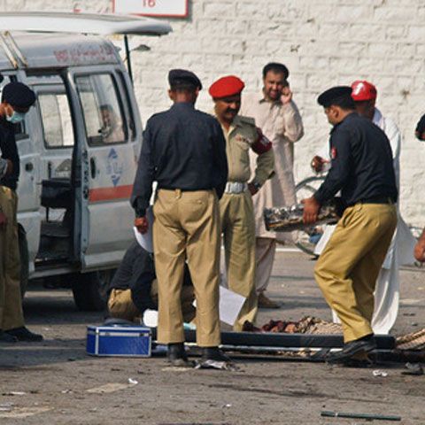 Şapte persoane, dintre care cinci poliţişti, au murit într-o explozie în nord-vestul Pakistanului